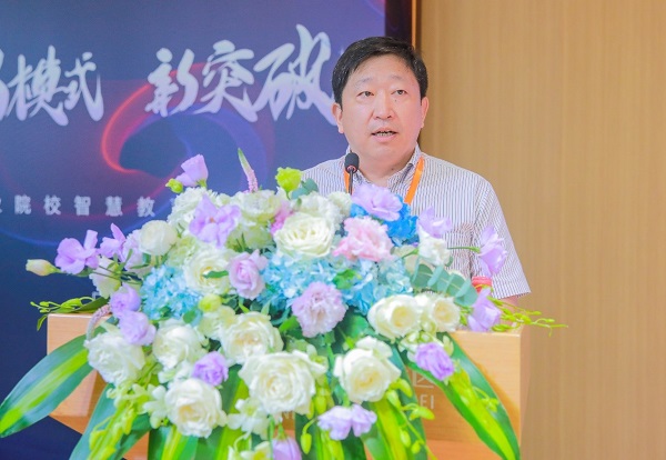 中国职业技术教育学会信息化工作委员会主任邓志良为大会致辞